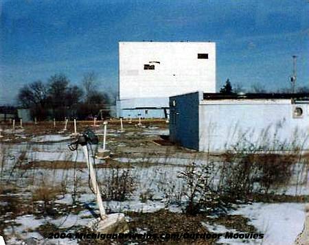 Skyway Drive-In Theatre - Skyway Screen Snackbar 1987 Courtesy Outdoor Moovies
